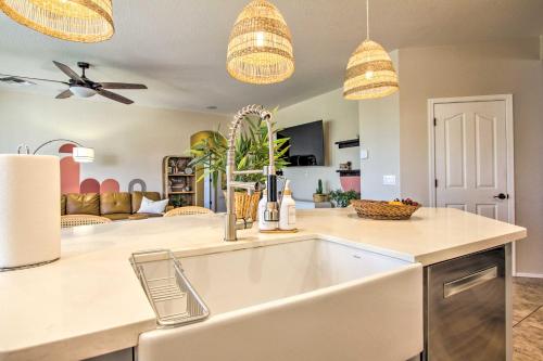 嘉年Family-Friendly Goodyear Home with Private Pool的一个带水槽的厨房和一间客厅