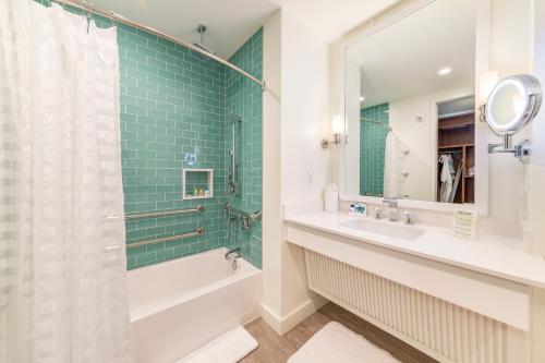 奥兰多Margaritaville Resort Orlando的带浴缸、水槽和淋浴的浴室