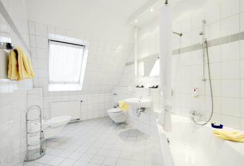 特里普温德姆卡塞尔城市中心酒店的一间浴室