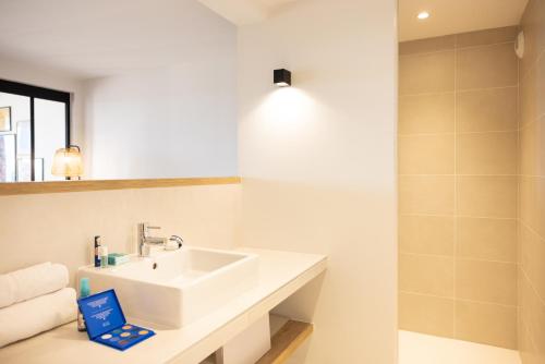 拉加西利La Bergerie Yves Rocher的白色的浴室设有水槽和镜子