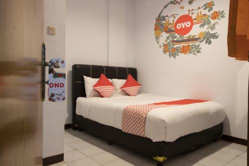 OYO 176 Near Cideng Virgo Residence客房内的一张或多张床位