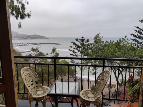 利马秘鲁第二之家酒店的海景阳台上的桌椅