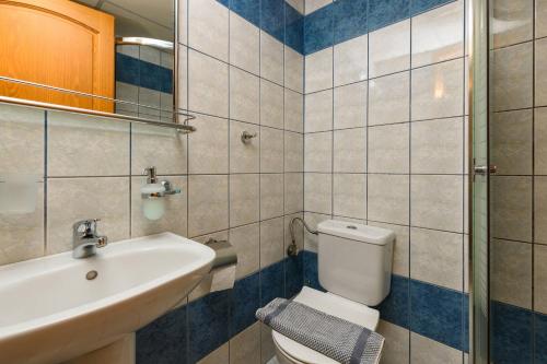 萨索斯POSSIDON HOTEL的浴室配有白色卫生间和盥洗盆。