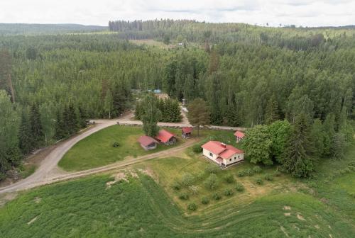 SuonenjokiMummon mökki - Granny´s cottage的地心房屋的空中景观