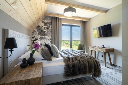 扎科帕内VILLA TEDDY BEAR Zakopane的一间卧室设有一张床和一个窗口