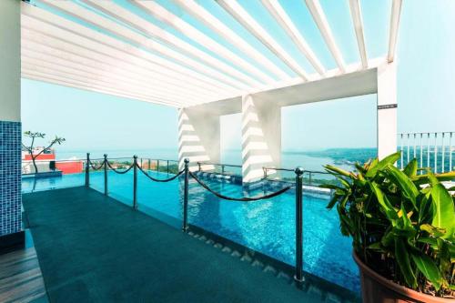 ChicalimTATA Rio De Goa - Resort style apt,6 KM from Airport的从带游泳池的大楼的阳台上可欣赏到风景
