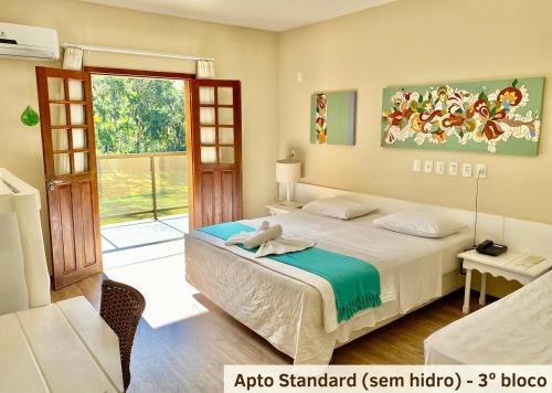 南雅拉瓜Hotel Fazenda Vale das Pedras的一间卧室设有一张床和一个滑动玻璃门