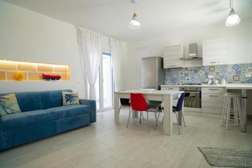 马里迪莫Casa della barchetta rossa的客厅配有蓝色的沙发和桌子