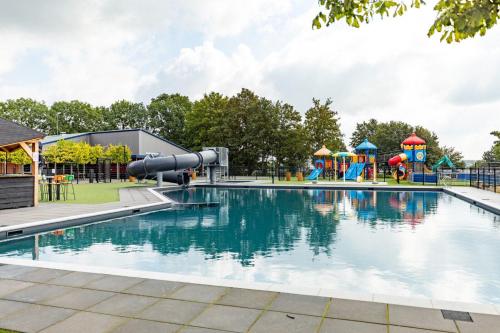 LathumRhederlaagse Meren的一个带游乐场和滑梯的游泳池