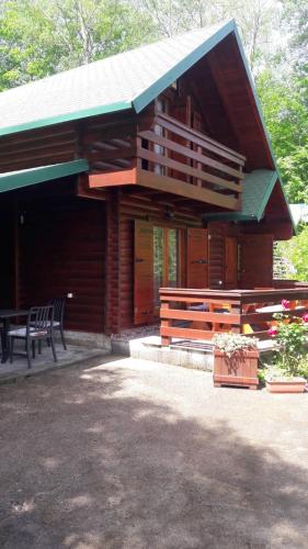 科拉欣Crkvine Chalet的小木屋设有阳台和长凳