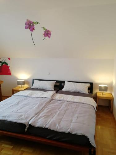 新安斯波Ferienwohnung Frankfurt的一间卧室配有一张大床和两张桌子