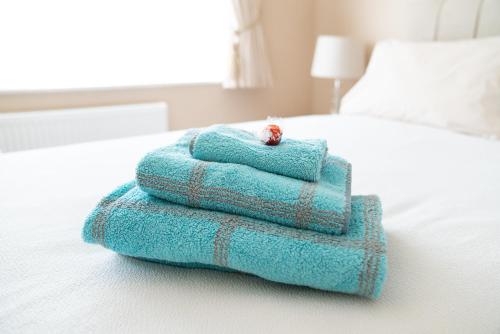 West ClandonThe Cedars的床上的一大堆毛巾