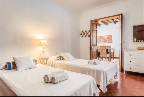 圣克莱蒙Casa Rural Menorquina Con Piscina y Barbacoa的一间卧室配有两张带毛巾的床