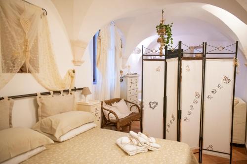 马丁纳弗兰卡Casa Dolce Casa的一间卧室配有带毛巾的床
