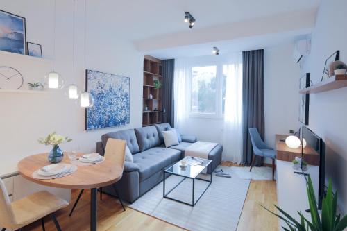 诺维萨德Arena BIG Luxury Apartments的客厅配有沙发和桌子