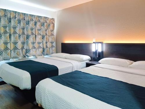 弗雷斯诺弗雷斯诺6汽车旅馆 - 黑石北的酒店客房设有两张床和窗户。