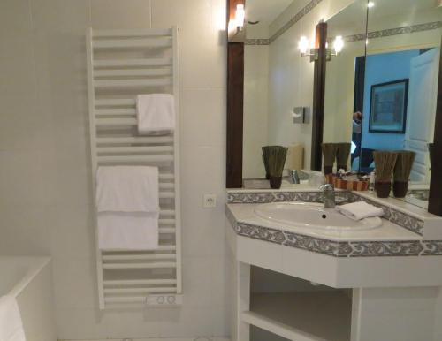 卢埃瑞可达餐厅酒店的一间带水槽和镜子的浴室