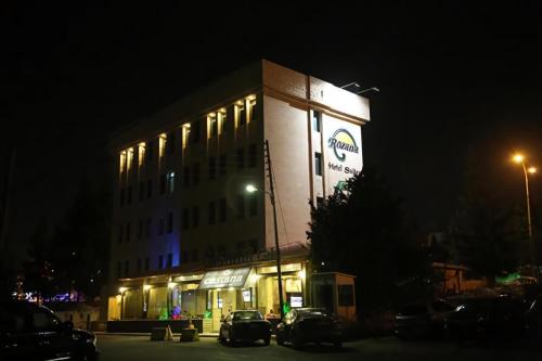 安曼Rozana Hotel的一座建筑,晚上停在前面