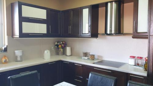 卡拉马塔Wonderful Spot to Recharge的厨房配有黑色橱柜和台面