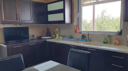 卡拉马塔Wonderful Spot to Recharge的厨房配有黑色橱柜、水槽和窗户。