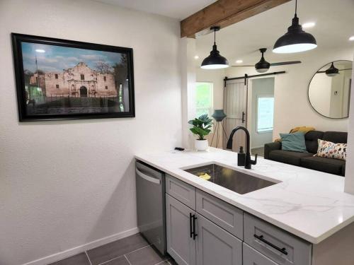 圣安东尼奥Modern Home in Central San Antonio!的一个带水槽的厨房和一间客厅
