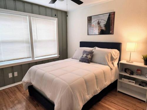 圣安东尼奥Modern Home in Central San Antonio!的一间卧室设有一张大床和两个窗户。