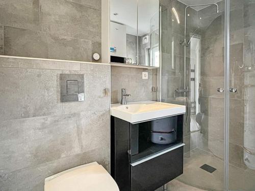恩厄尔霍尔姆Holiday home ÄNGELHOLM IV的一间带水槽、淋浴和卫生间的浴室