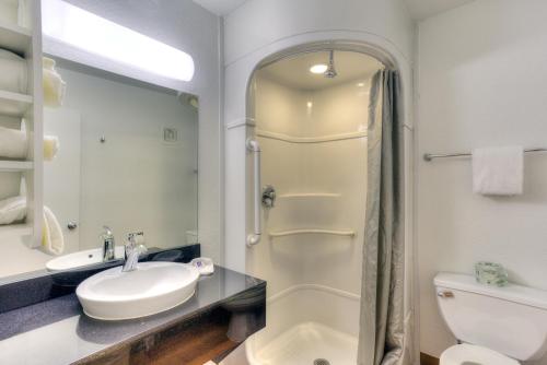 泰格德波特兰南6号汽车旅馆 - 奥斯威戈湖 - 提加的带淋浴、盥洗盆和卫生间的浴室