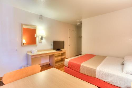 泰格德波特兰南6号汽车旅馆 - 奥斯威戈湖 - 提加的客房设有两张床和一张书桌及一台电视。