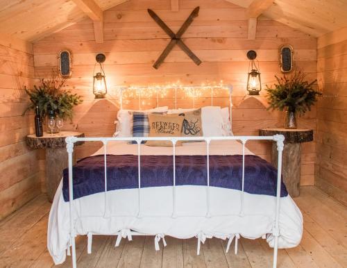 SeldoviaBetween Beaches Alaska的卧室配有一张白色的木墙床