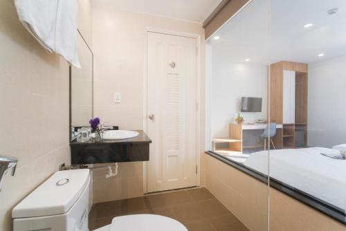 岘港Davue Hotel by THG的一间带卫生间和水槽的浴室