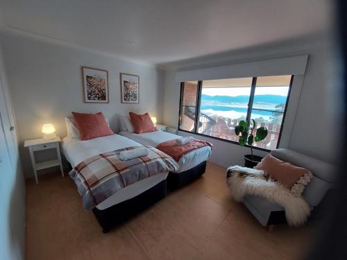 金德拜恩House Matterhon 3 Bedroom Apartment的一间卧室设有两张床和大窗户