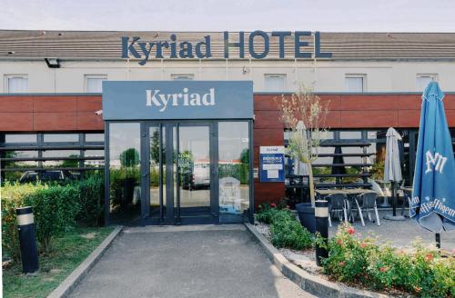 瓦卢瓦地区克雷皮Kyriad Crepy En Valois的大楼前的Kyrid酒店标志
