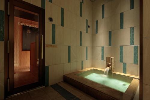 长崎Candeo Hotels Nagasaki Shinchi Chinatown的一间带喷泉浴缸的浴室
