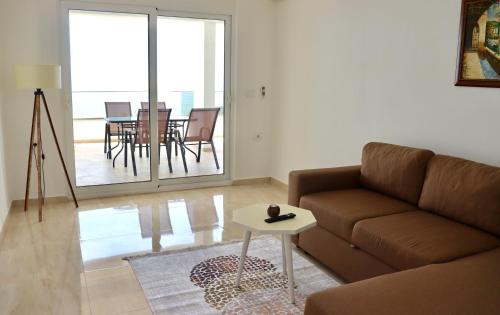 乌尔齐尼IdealHouse Apartments的客厅配有沙发和桌子