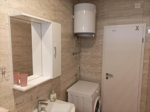 扎博里克Spacious 2-bedroom apartment with terrace sea view的一间带卫生间、水槽和镜子的浴室