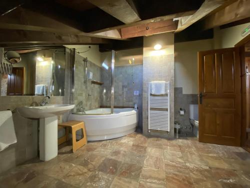 普韦布拉桑纳比亚橡树叶乡村民宿的带浴缸和盥洗盆的大浴室