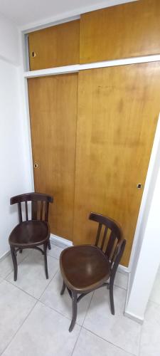 科尔多瓦Córdoba Te Espera的门前有两把椅子和一张桌子