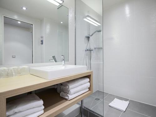 蒙马特 - 可尼古尔门 - 基里雅德酒店 的一间浴室