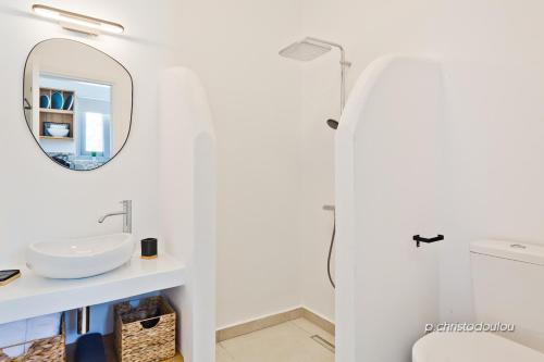 卡尔帕索斯Agnantema luxury suites的白色的浴室设有水槽和镜子