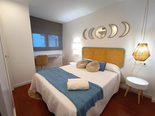 阿尔么丽亚Expoholidays - Apartamento Rueda Lopez (7ºB)的一间卧室配有一张带两个枕头的床