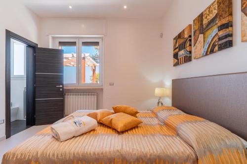 莱乌卡Villa Finibus Terrae的一间卧室配有一张带两个枕头的床
