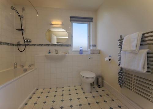 SalenLittle Glenforsa的带浴缸、卫生间和盥洗盆的浴室