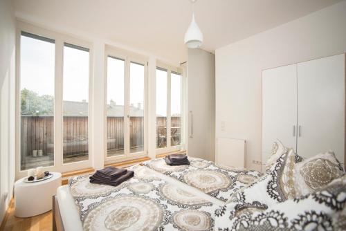 莱比锡科孔公寓酒店的白色卧室设有大床和窗户
