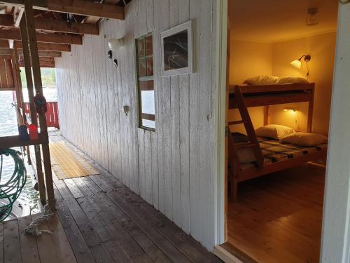 MjällomBoathouse的一间设有双层床和门廊的客房