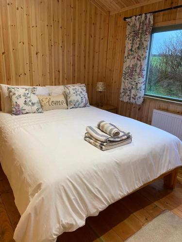 彭赞斯Rural Wood Cabin - less than 3 miles from St Ives的一间卧室配有带毛巾的床