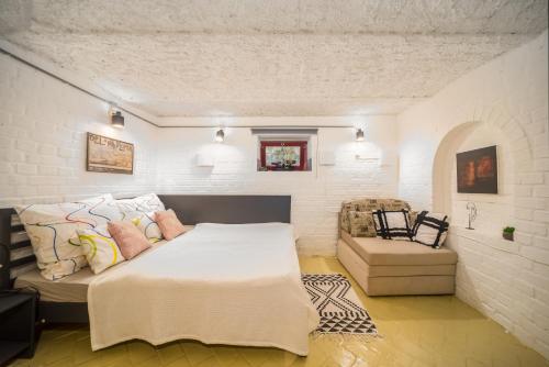 巴拉顿城堡Ádám Apartman的一间卧室配有一张大床和一张沙发