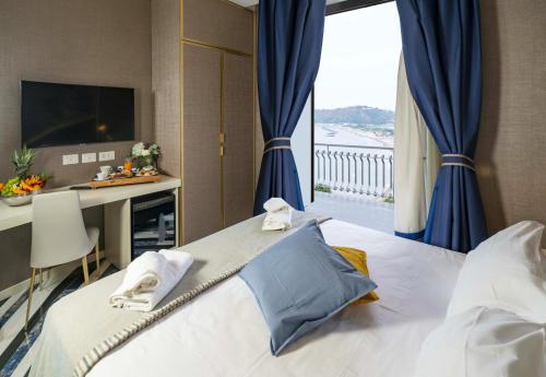 巴科利卡拉莫雷斯卡酒店的一间卧室配有一张带蓝色窗帘的床和一扇窗户