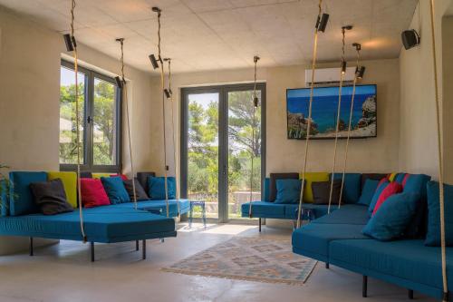 科尔丘拉Moro Inn的客厅设有蓝色的沙发和窗户。