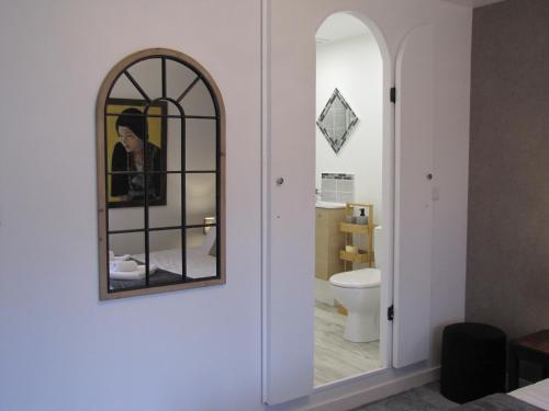 Saint-Malo des 3 FontainesC'est la vie的一间带镜子和卫生间的浴室